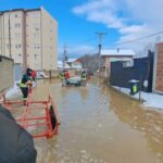 Rritet niveli i ujit në Ibër, evakuohen banorë nga Mëhalla e Boshnjakëve në veri