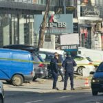 Plagosja në Pejë, tre të dyshuar ende në arrati – viktima dërgohet në QKUK