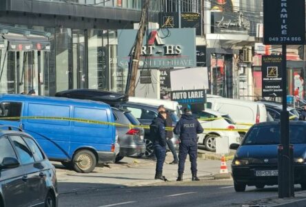 Plagosja në Pejë, tre të dyshuar ende në arrati – viktima dërgohet në QKUK