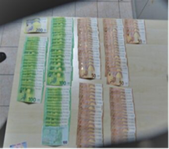 Pejë: Dy qytetarë gjejnë dhe i dorëzojnë mbi 10 mijë euro në polici