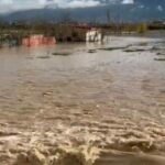 Situatë e rënduar në Pogradec, dy lumenjtë dalin nga shtrati