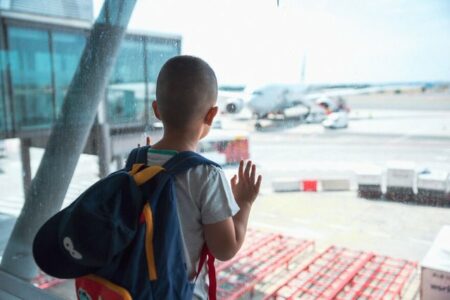 Prindërit braktisin fëmijën 10 vjeç në aeroportin e Barcelonës pasi i kishte skaduar pasaporta