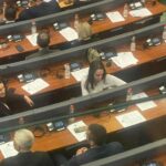 Deputetja e VV-së “merr masa”, kthehet mbrapsht për të mos iu parë telefoni