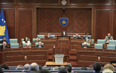 Pushteti tenton të kap institucionet para zgjedhjeve: Qeveria shpalli 20 pozita të larta udhëheqëse disa ora para shpërndarjes së Kuvendit