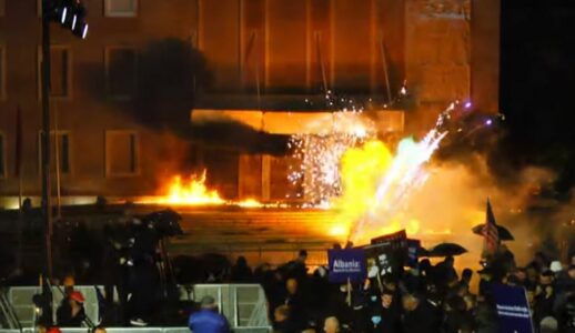 Protesta e opozitës në Tiranë: Përplasje mes qytetarëve dhe policisë