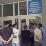 Punëtorët e sigurimit të QKUK vazhdojnë protestën