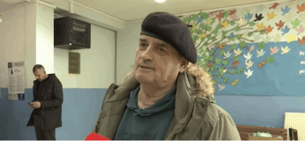 Ky është 71 vjeçari që votoi për herë të parë