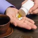 Këto ilaçe nuk duhet t’i merrni kurrë me kafe, mund të shkaktojnë sulm në zemër