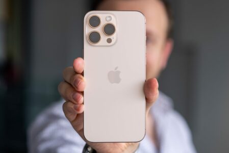 Shqetësim për përdoruesit e iPhone: Bateritë mund të fryhen gjatë fluturimeve