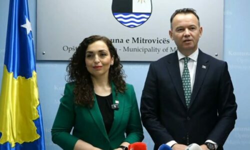 “Kemi shku në shkollë bashkë”, “Presidentja më e mirë”: Osmani dhe Peci “shkrihen” për njëri-tjetrin gjatë konferencës