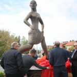 Rikthehet në formë statuje “Vrapuesja e Prizrenit” – Totaj: Pjesë e identitetit të qytetit