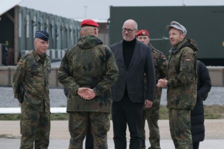 Sekretari gjerman i Mbrojtjes në Kosovë, takon ushtarët e KFOR-it
