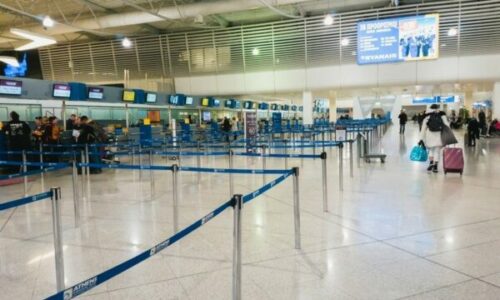 Kaos në aeroportet greke, pezullohen fluturimet