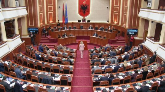Shqipëri: Komisioni që shkaktoi tensione në Kuvend, PS i vendos afat PD-së