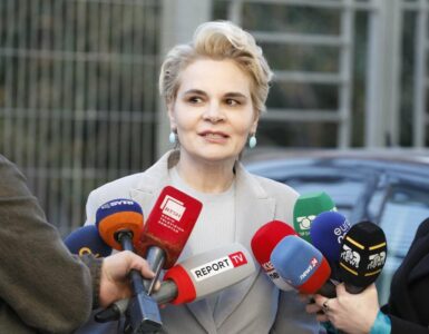 Kryemadhi pas daljes nga SPAK: 240 faqe akuzë, shumica të fokusuara te unë, vetëm 35 faqe për Metën