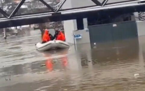 ​Shpëtohen pesë familje të ngujuara nga vërshimet në lagjen “2 Korriku” në Mitrovicë