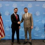 Krasniqi me zyrtarin e lartë të DASh-it: Biseduam për domosdoshmërinë e një marrëveshjeje përfundimtare mes Kosovës dhe Serbisë