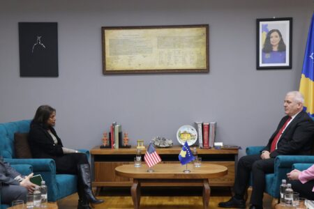 Sveçla pas takimit me shefen e ambasadës së ShBA-së: E falënderova për mbështetjen në funksion të sigurisë