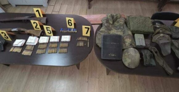 Policia në veri gjen armë dhe municion në një shtëpi të braktisur