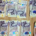 Pasagjerit nga Londra i konfiskohen para pasi kishte më shumë se që i lejohej