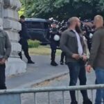 Të akuzuarit për sulmin në Banjskë shfaqen në Beograd – ruajnë Presidencën e Serbisë gjatë protestës masive