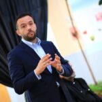 “Parkingje nëntokësore, transporti publik”- Arian Tahiri tregon në detaje planet për Mitrovicën!