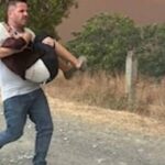 Gramsh: Polici hyn në mes të flakës për ta shpëtuar të moshuarën