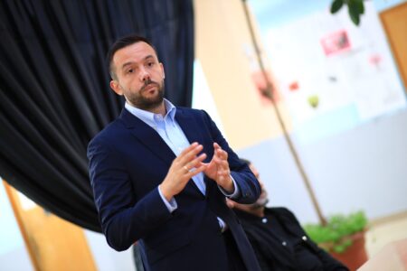 Tahiri: Betejën e kam pas me Albin Kurtin, mos me qenë Albini, Peci as në shprehje nuk kish ardh