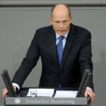 Deputeti gjerman në Bundestag: Të çmontohen strukturat paralele në veri të Kosovës