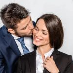 Burrat që puthin gratë para se të shkojnë në punë jetojnë më gjatë