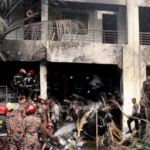 Rrëzohet avioni ajror mbi një shkollë në Bangladesh, 19 të vdekur