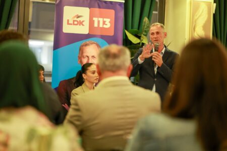 Besnik Tahiri prezanton zotimet programore të AAK`së: Rritje ekonomike, paga më të larta dhe zhvillim të qëndrueshëm