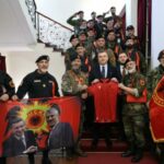 ‘‘Foto e ditës’’, Taulant Balla pret në takim veteranët e UÇK-së