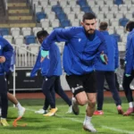 Drita me formacion defensiv ndaj AZ Alkmaarit