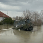 U nis t’i ndihmojë banorët në Durrës, automjeti i ushtrisë bllokohet në ujë