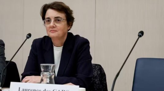 Macron pranon dorëheqjen e presidentes së Luvrit