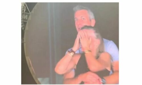 Thyen heshtjen CEO që u kap mat me kolegen në koncert
