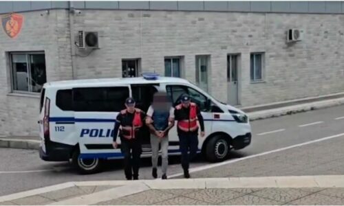 Mbesa e Sali Mustafës emocionon për vdekjen e gjyshit: Afër kishe fëmijët e tu; Gencin, Benin e Dritën, por jo Calin