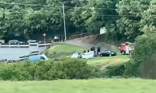 Kamioni i rrokullisur, pamje nga vendi ku një punëtor humbi jetën në Gjakovë(VIDEO)
