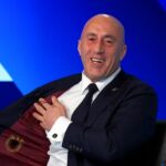 Ramush Haradinaj zbulon stemën e UÇK-së të qëndisur në xhaketën e tij (VIDEO)