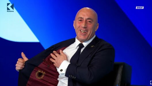 Ramush Haradinaj zbulon stemën e UÇK-së të qëndisur në xhaketën e tij (VIDEO)