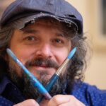 Artisti shqiptar Agron Hoti sjell një nga veprat më monumentale të artit bashkëkohor në botë, 10 kilometra art në shkretëtirën e Dubait