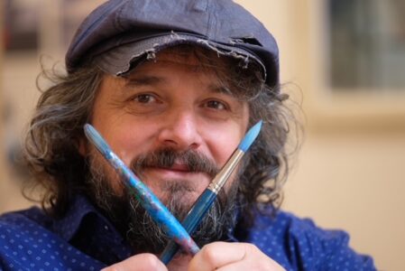 Artisti shqiptar Agron Hoti sjell një nga veprat më monumentale të artit bashkëkohor në botë, 10 kilometra art në shkretëtirën e Dubait