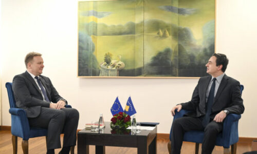 Kurti e priti emisarin europian në takim paradite – zotohet për normalizim të marrëdhënieve me Serbinë