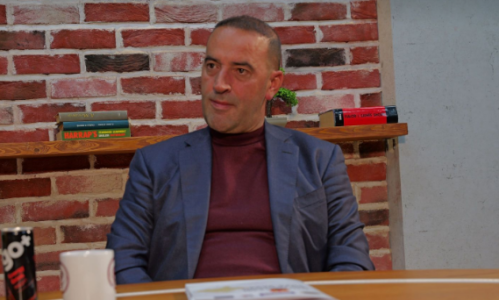 Haradinaj “godet” LVV-në: “Zgërdhihuni” nëpër bufe me dreqin e të birin, e në publik na shitni moral