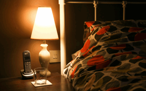 Me dritë ndezur apo fikur – Ja çfarë thonë studimet për seks më të mirë