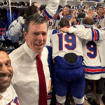 Drejtori i FBI-së feston si i çmendur në dhomat e zhveshjes arin olimpik të SHBA-së (VIDEO)