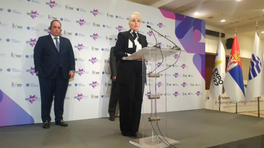 Expo 2027: Gazetari nga Shqipëria “e djersit” ministren serbe në Beograd me pyetjen për Kosovën