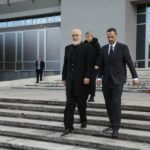 Familjarë, kolegë e politikanë bëjnë homazhe për gjykatësin e vrarë Astrit Kalaja