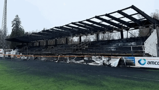 Finlandë: Humbi ekipi, tre tifozë të mitur i vënë flakën stadiumit